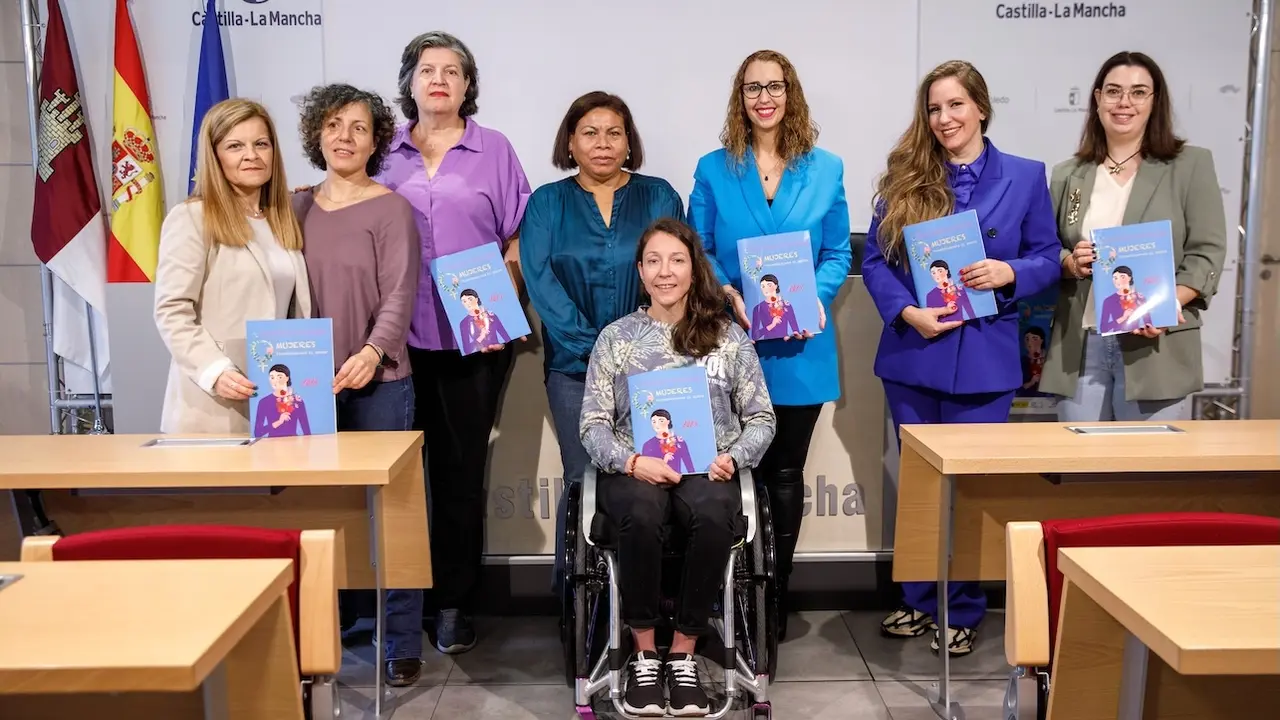 La consejera de Igualdad de Castilla-La Mancha, Sara Simón, ha presentado la campaña de AIETI ‘Mujeres transformando el mundo’, en la Delegación de la Junta en Toledo