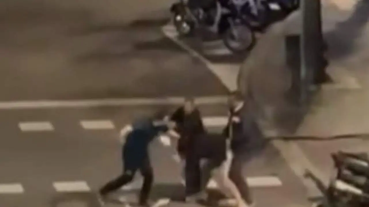 VIDEO. Brutal batalla campal a puñetazos y latigazos de cinturones en plena calle