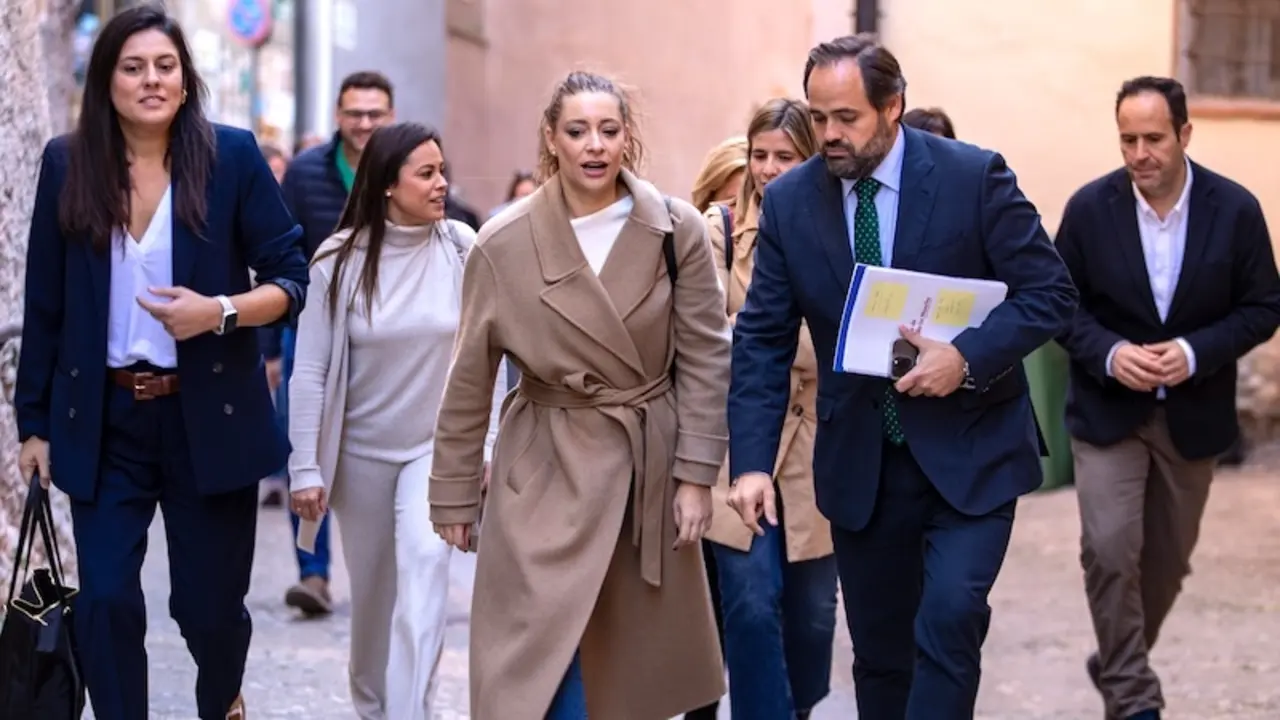El presidente del PP de Castilla-La Mancha, Paco Núñez, junto a la vicesecretaria de Educación y Sanidad del PP, Ester Muñoz, este jueves en Cuenca