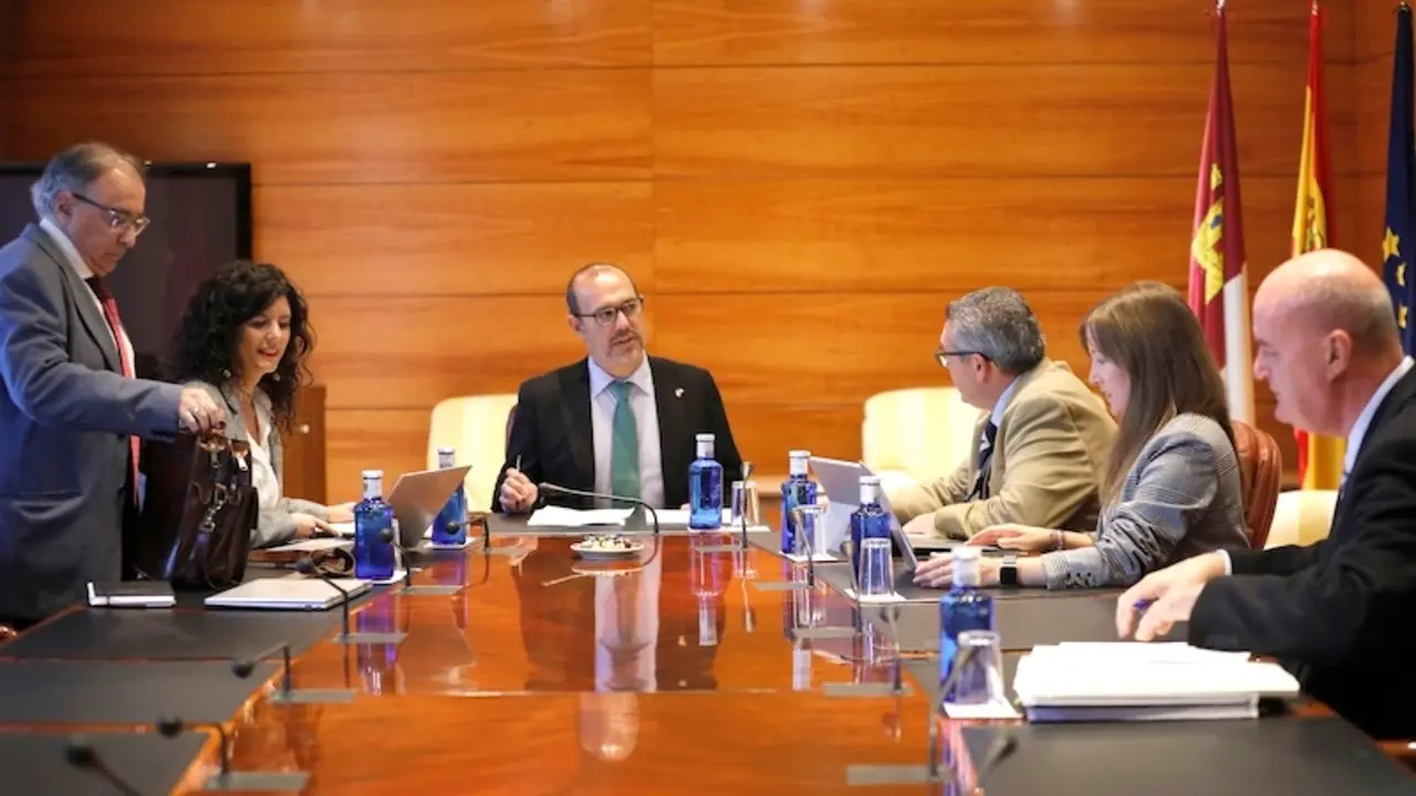 En la imagen un instante de la reunión de la Mesa de las Cortes de Castilla-La Mancha celebrada este jueves en el Parlamento
