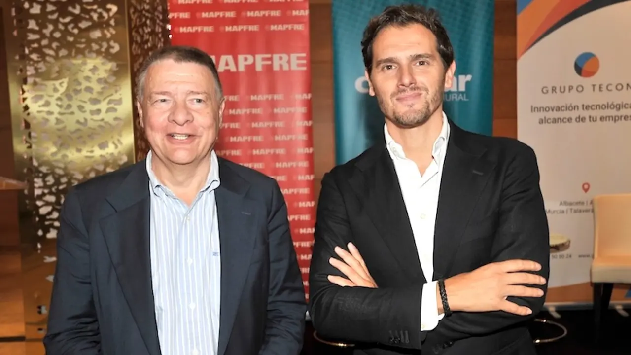 El exministro de Administraciones Públicas, Jordi Sevilla (i) y el ex presidente de Ciudadanos, Albert Rivera (d) durante el encuentro "Diálogos para el Desarrollo" celebrado este jueves en Albacete - EFE/Manu