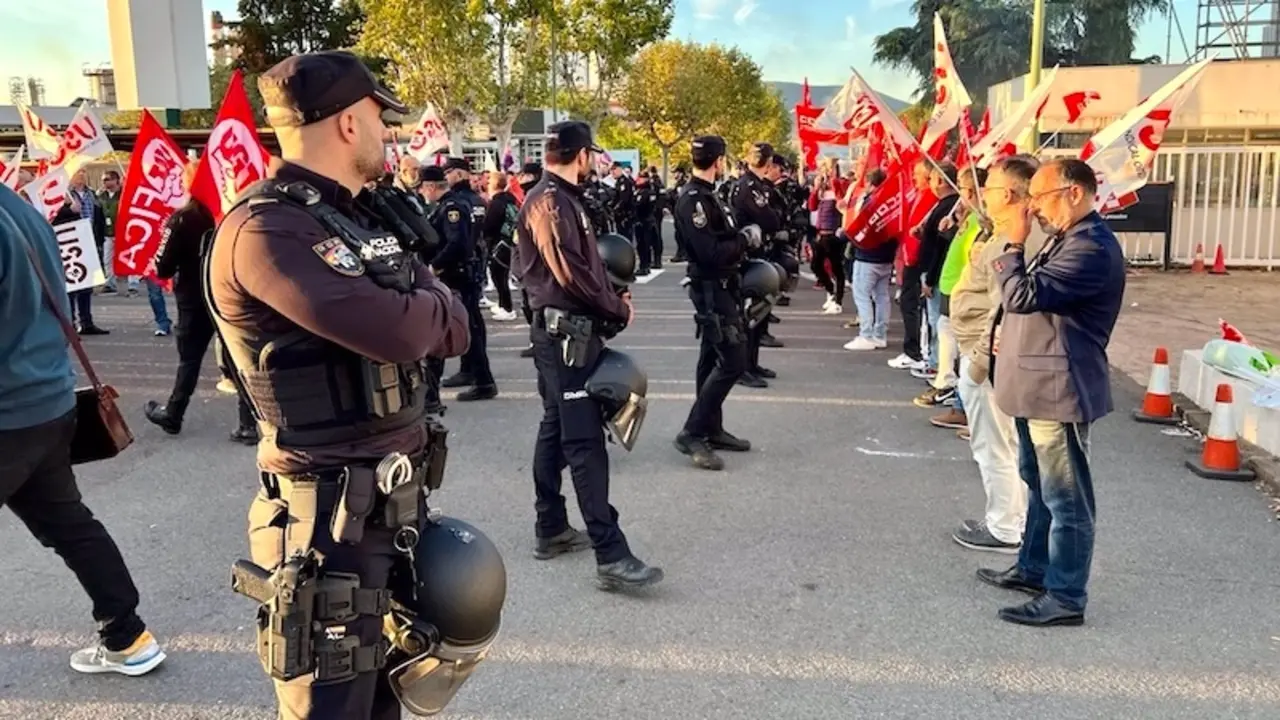 La totalidad de la plantilla de Navec en Puertollano (Ciudad Real) secunda la huelga indefinida