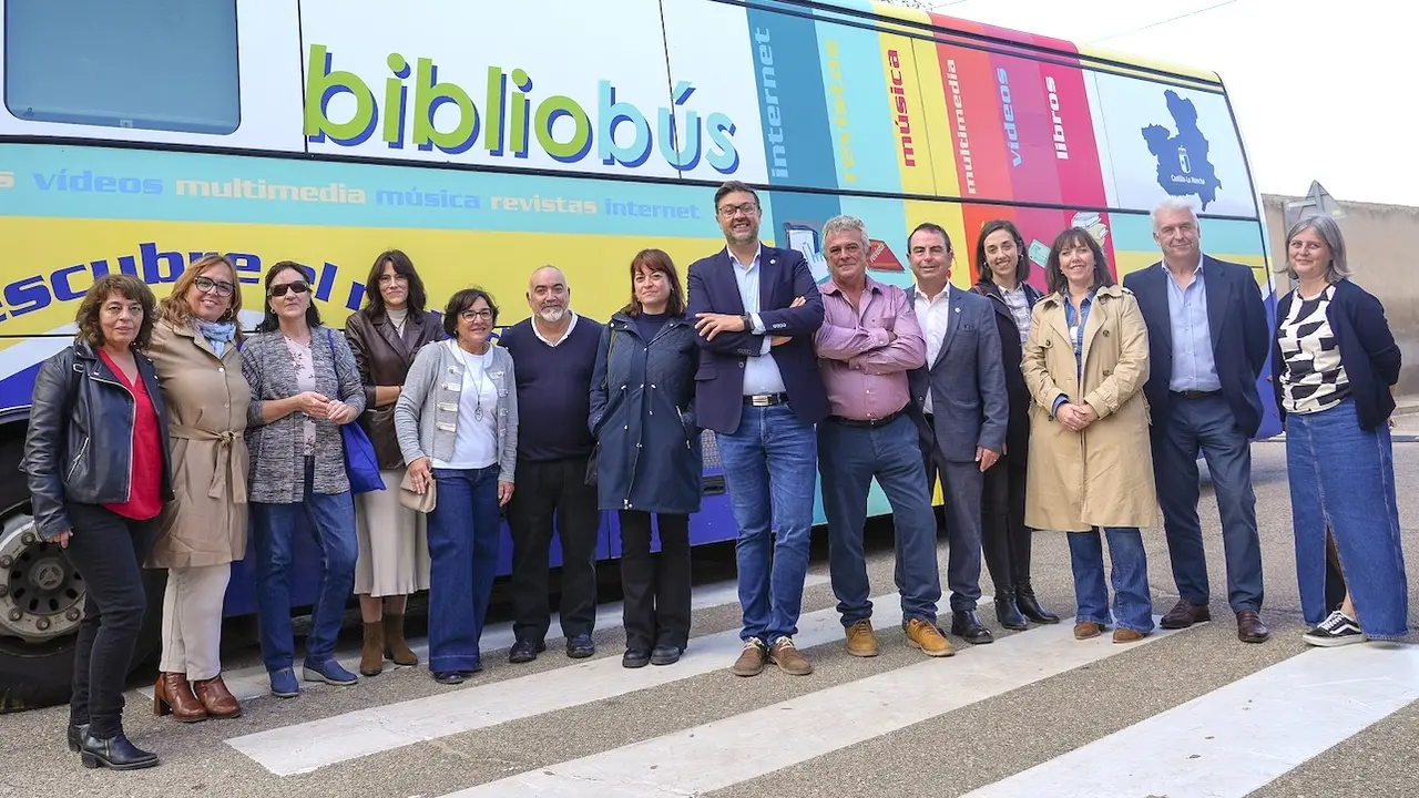 El consejero de Educación, Cultura y Deportes, Amador Pastor, ha visitado el bibliobús en la localidad de Villamuelas (Toledo), en el CEIP ‘Santa María Magdalena’