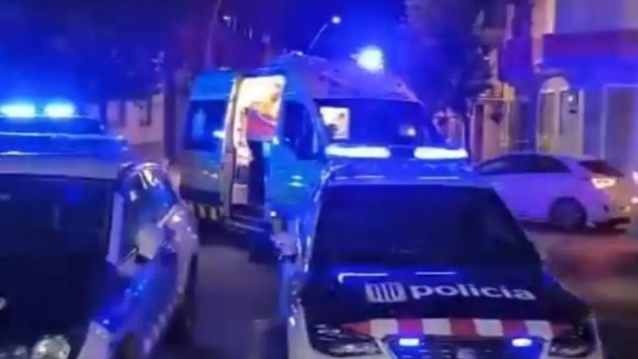 VIDEO. Pánico por un joven con una catana que ha herido a dos vecinos en la cabeza, reyerta, policía, cadáver, ambulancia, violencia, pelea