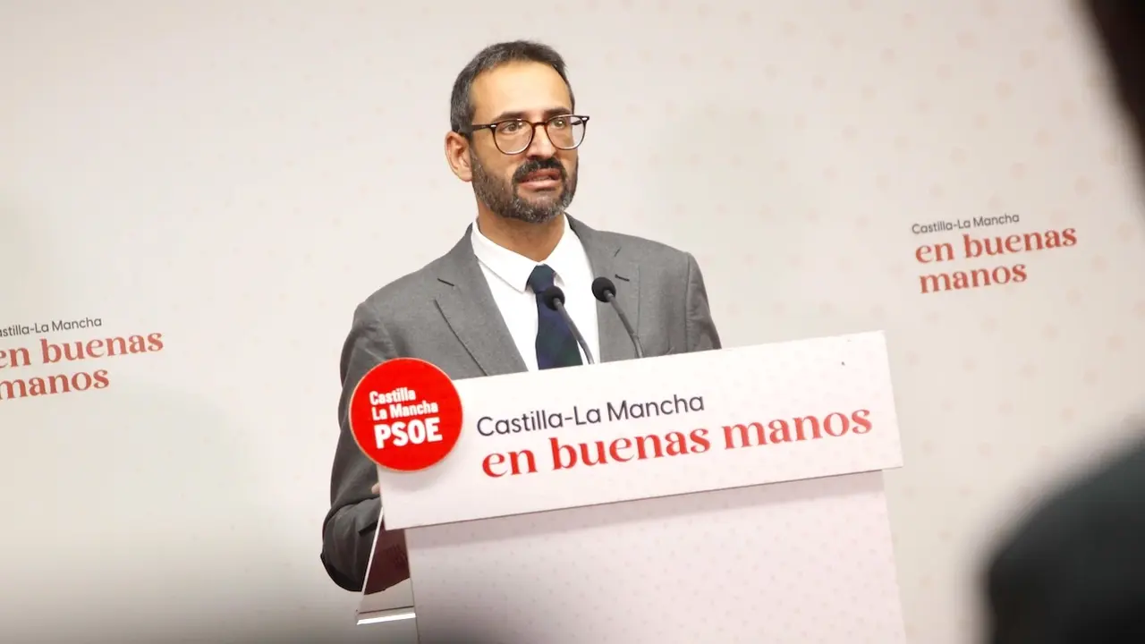 El secretario de Organización del PSOE de Castilla-La Mancha y diputado nacional, Sergio Gutiérrez, durante la rueda de prensa que ha ofrecido en la sede de los socialistas en Toledo