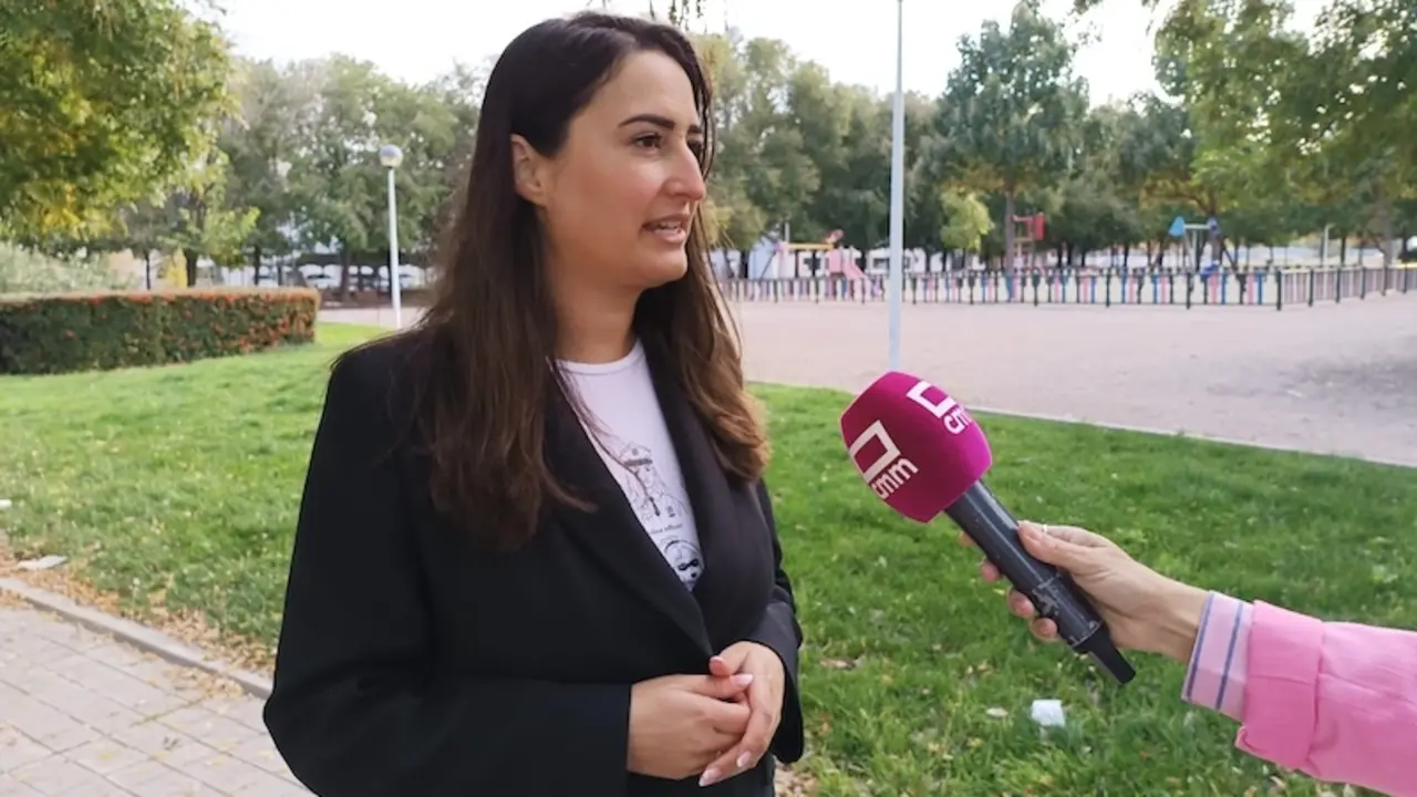 La diputada nacional del PSOE, Cristina López Zamora, atendiendo a los medios este sábado en Ciudad Real