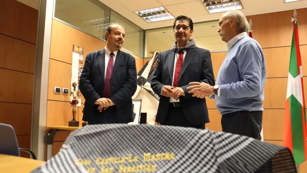 El vicepresidente segundo del Gobierno regional, José Manuel Caballero, ha celebrado con la Casa de Castilla-La Mancha en San Sebastián el orgullo de origen y pertenencia