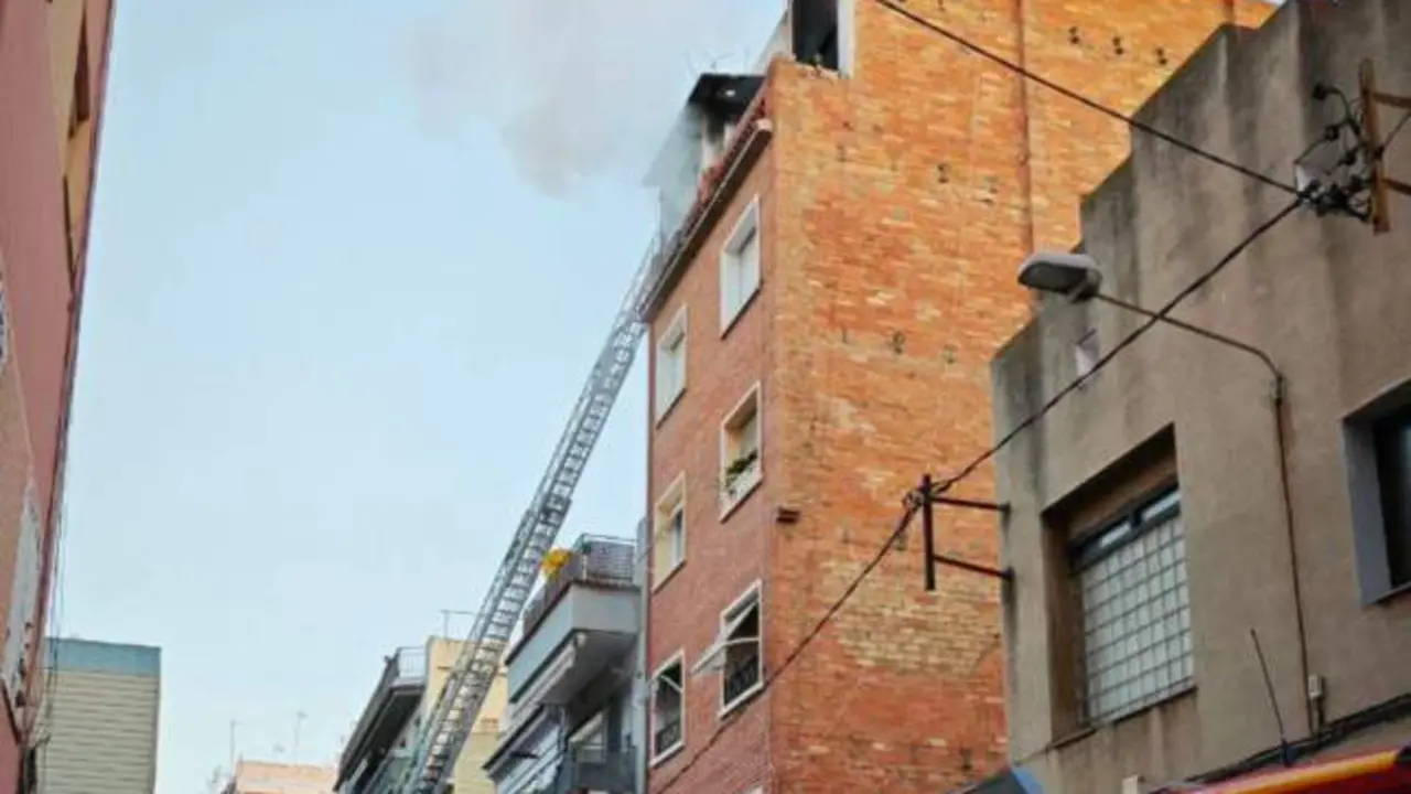 Rescate in extremis de dos vecinos colgando de una terraza escampando de un incendio