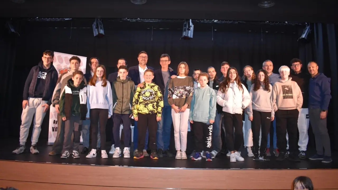 El consejero de Educación, Cultura y Deportes, Amador Pastor, en Villar de Olalla (Cuenca) donde ha asistido a la presentación del libro ‘Cuatro sueños más’ de Juan José Alfaro