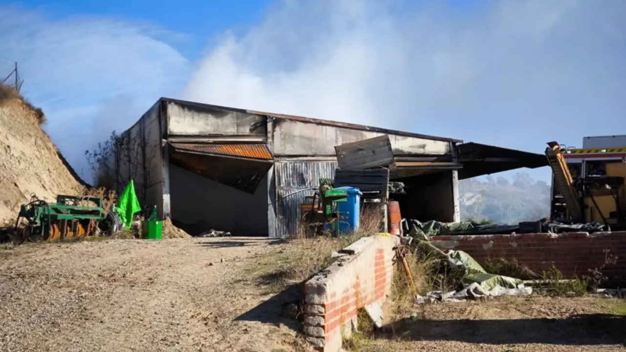 Se incendia una nave agrícola con maquinaría en Mesegar de Tajo (Toledo) sin causar heridos - Fotografía: CMM