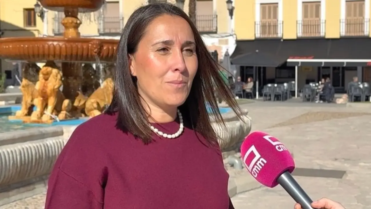 La portavoz regional del PP de Castilla-La Mancha, Alejandra Hernández, atendiendo a los medios de comunicación este domingo