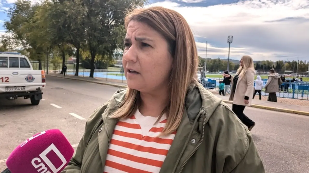 La presidenta de la Ejecutiva provincial del PSOE de Toledo, Tita García Élez, atendiendo a los medios de comunicación este domingo