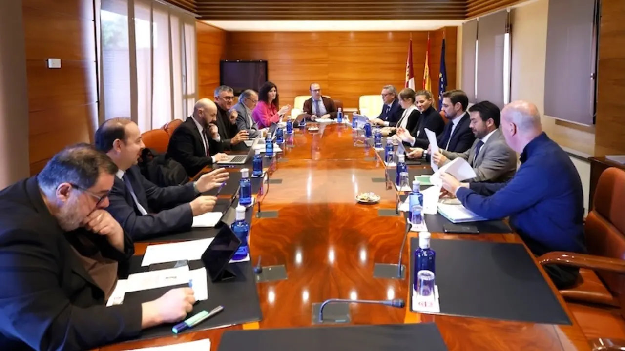 En la imagen un instante de la reunión de la Junta de Portavoces y Mesa de las Cortes de Castilla-La Mancha