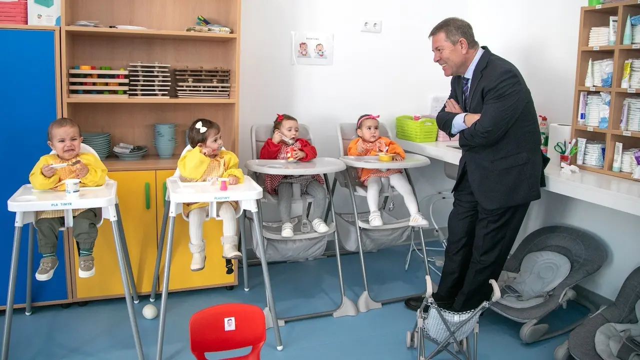 El presidente de Castilla-La Mancha, Emiliano García-Page, ha inaugurado en San Carlos del Valle (Ciudad Real), la nueva Escuela Infantil 'Valle de Colores'