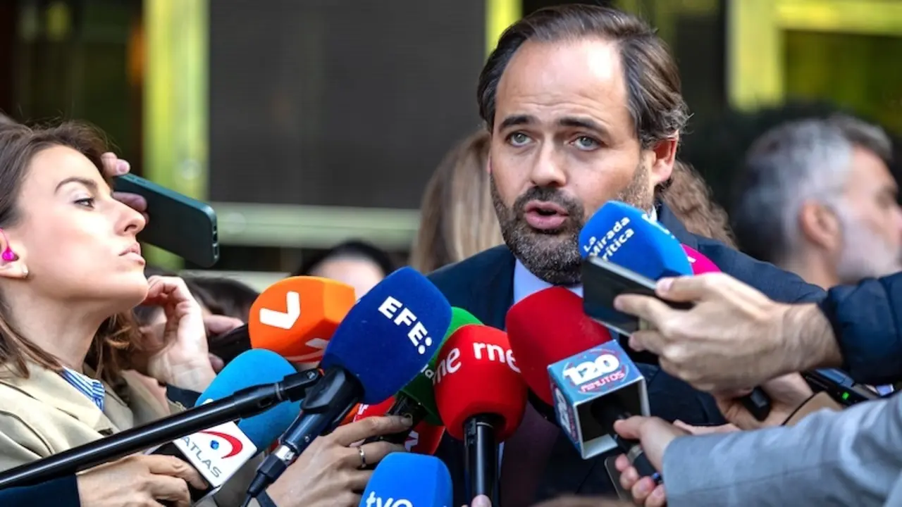 El presidente del PP de Castilla-La Mancha, Paco Núñez, atendiendo a los medios de comunicación este lunes en Madrid