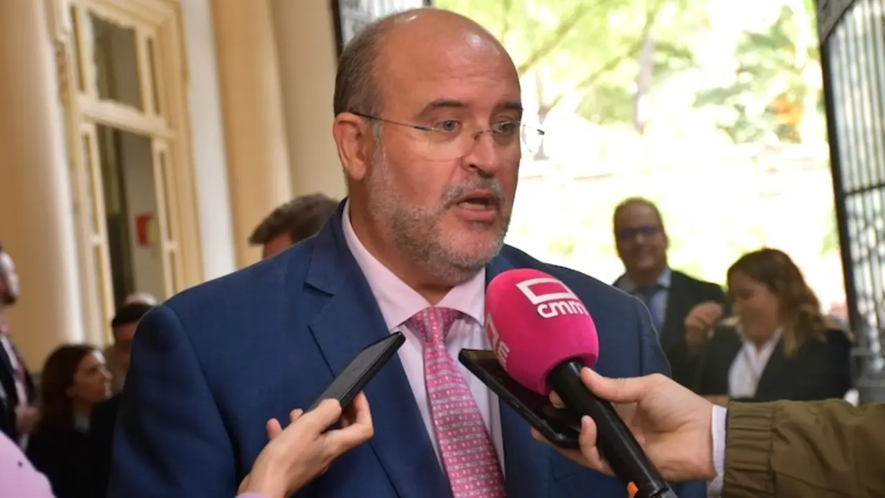 El vicepresidente primero del Gobierno de Castilla-La Mancha, José Luis Martínez Guijarro, atendiendo a los medios de comunicación este lunes