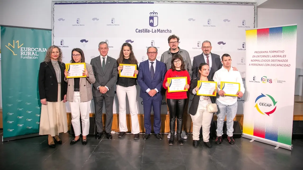 El consejero de Hacienda, Administraciones Públicas y Transformación Digital, Juan Alfonso Ruiz Molina, ha entregado los diplomas del curso de ‘Digitalización y gestión documental’ al alumnado de CECAP que han superado esta actividad formativa
