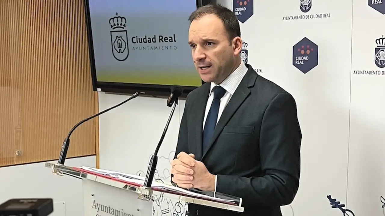 El portavoz del equipo de Gobierno del Ayuntamiento de Ciudad Real, Guillermo Arroyo, durante la rueda de prensa que ha ofrecido