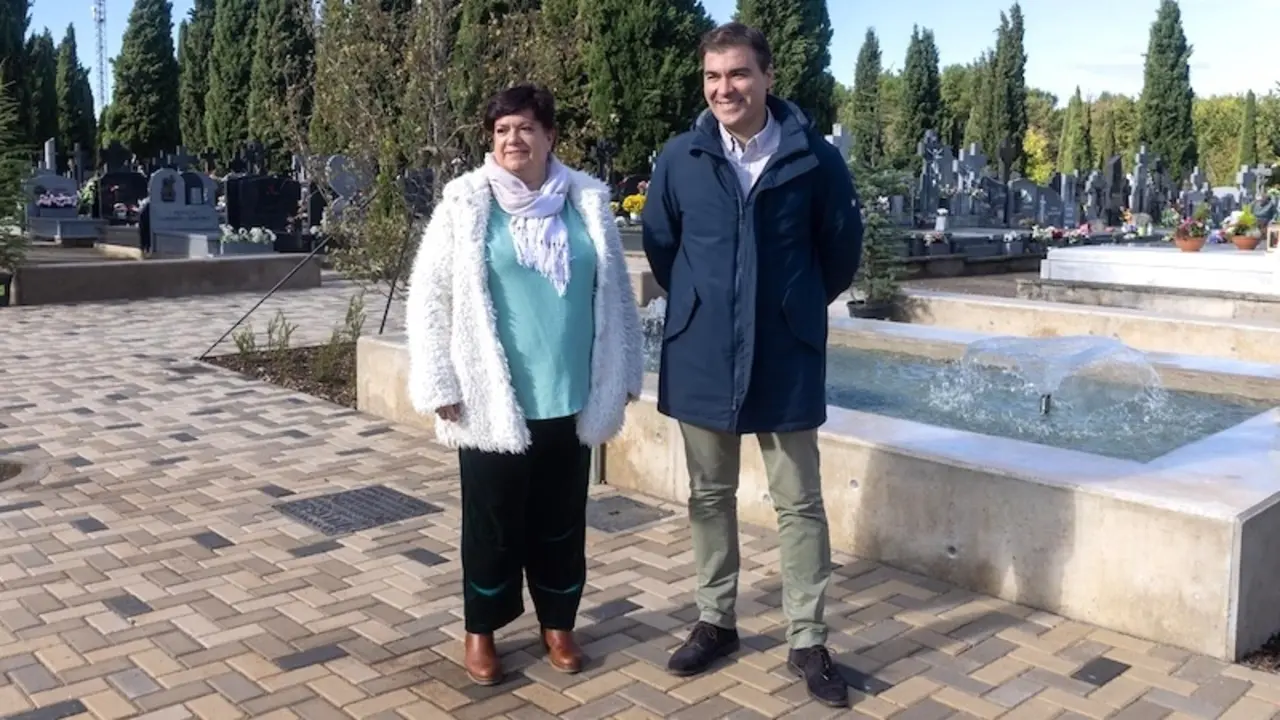 El concejal de Servicios Municipales de Guadalajara, David García, y la concejal de Empleo, Begoña García, en el cementerio municipal