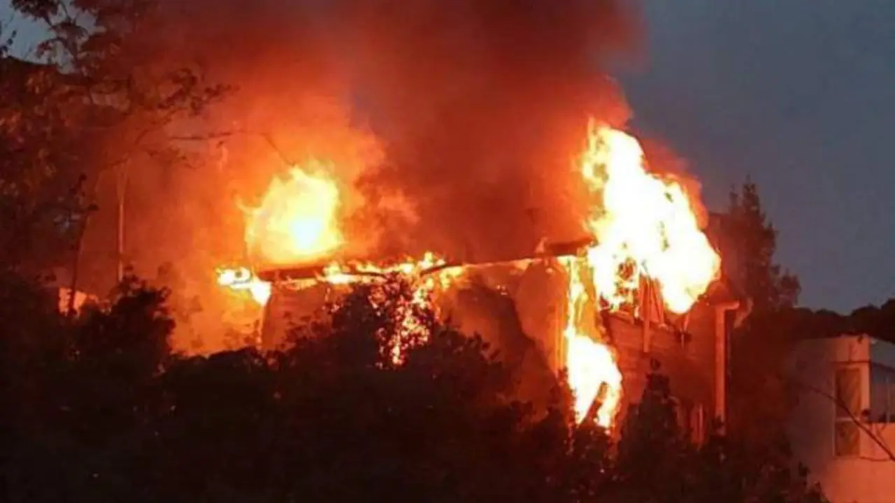 Incendio en una casa de madera por el impacto de un rayo: saltaban para escapar