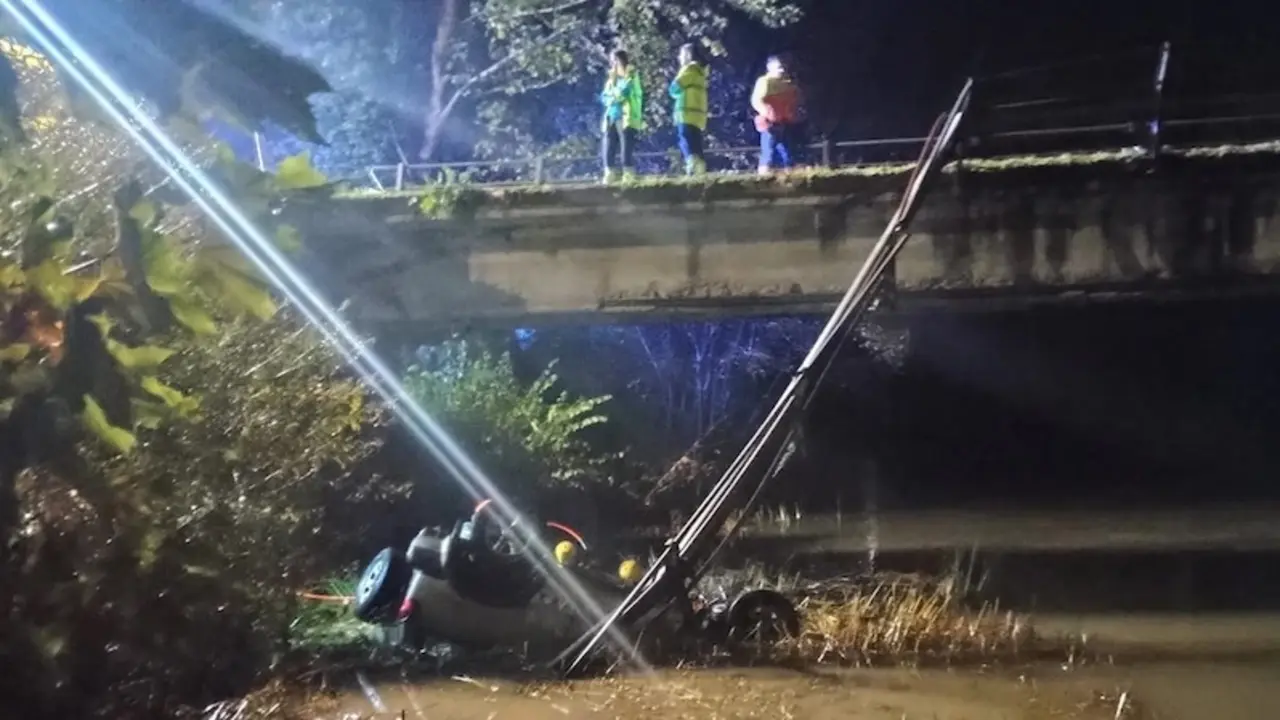 Muere tras salirse de vía el coche que conducía y caer desde un puente a un río