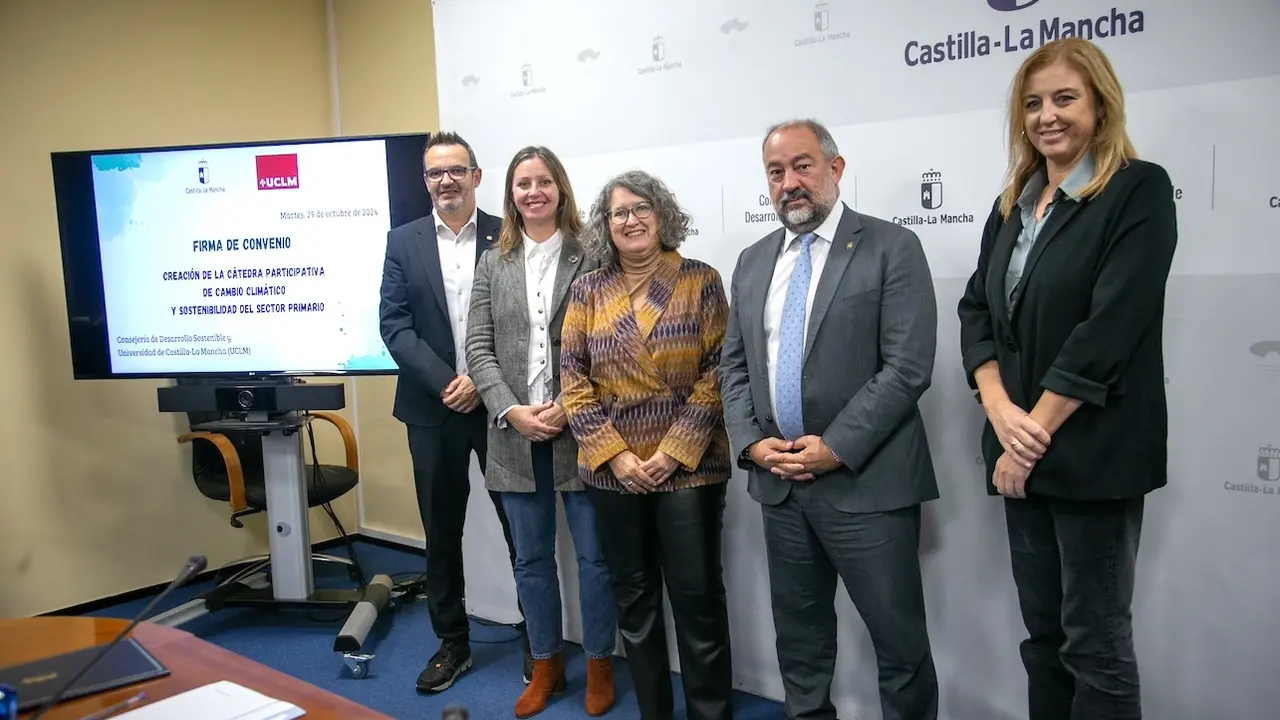 La consejera de Desarrollo Sostenible, Mercedes Gómez, y el rector de la Universidad de Castilla-La Mancha, Julián Garde, han firmado el convenio de colaboración para la creación de la nueva cátedra de ‘Cambio climático y sostenibilidad del sector primario’