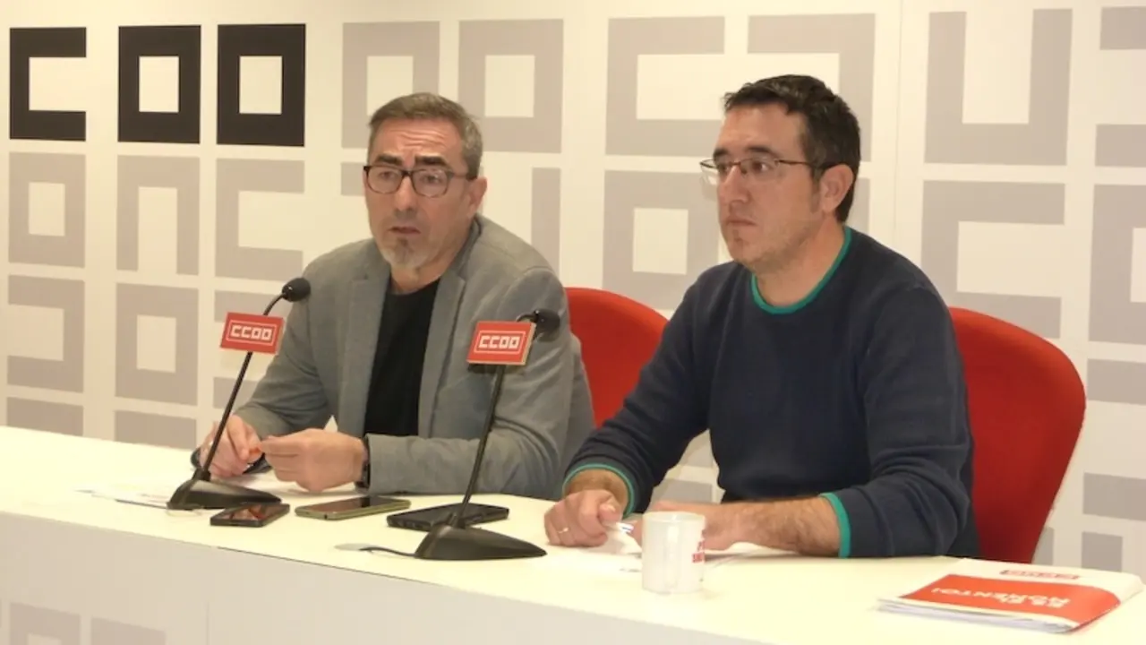 El secretario general de CCOO en Castilla-La Mancha, Paco de la Rosa, durante la rueda de prensa que ha ofrecido en la sede del sindicato