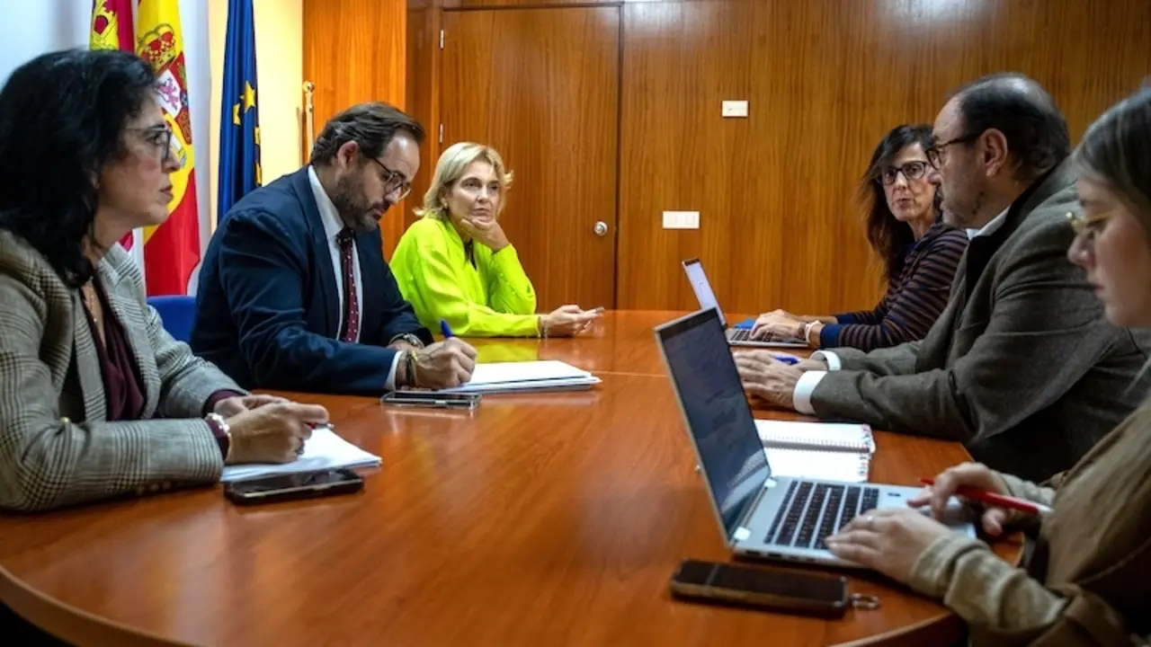 El presidente del PP de Castilla-La Mancha, Paco Núñez, durante la reunión que ha mantenido con concejalas de Igualdad de las capitales de provincia de la región
