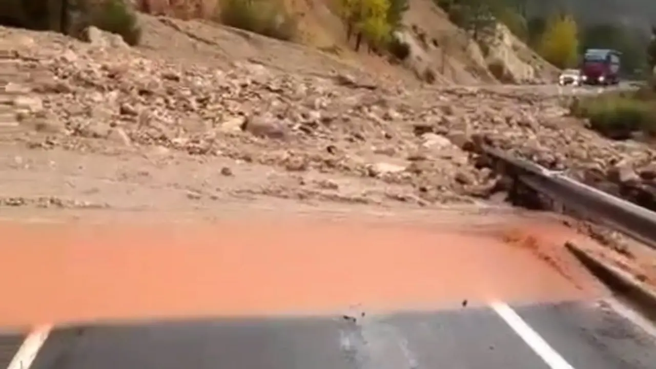 Cortada totalmente la CM-412 a su paso por Molinicos (Albacete) por deslizamiento de tierra