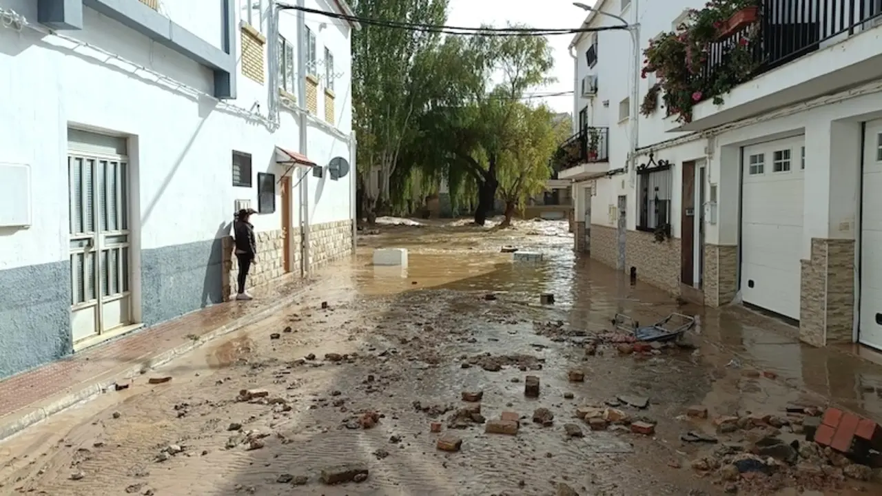 Una de las calles de Mira (Cuenca) tras el paso de la DANA que ha dejado una mujer fallecida y varios vecinos rescatados - EP