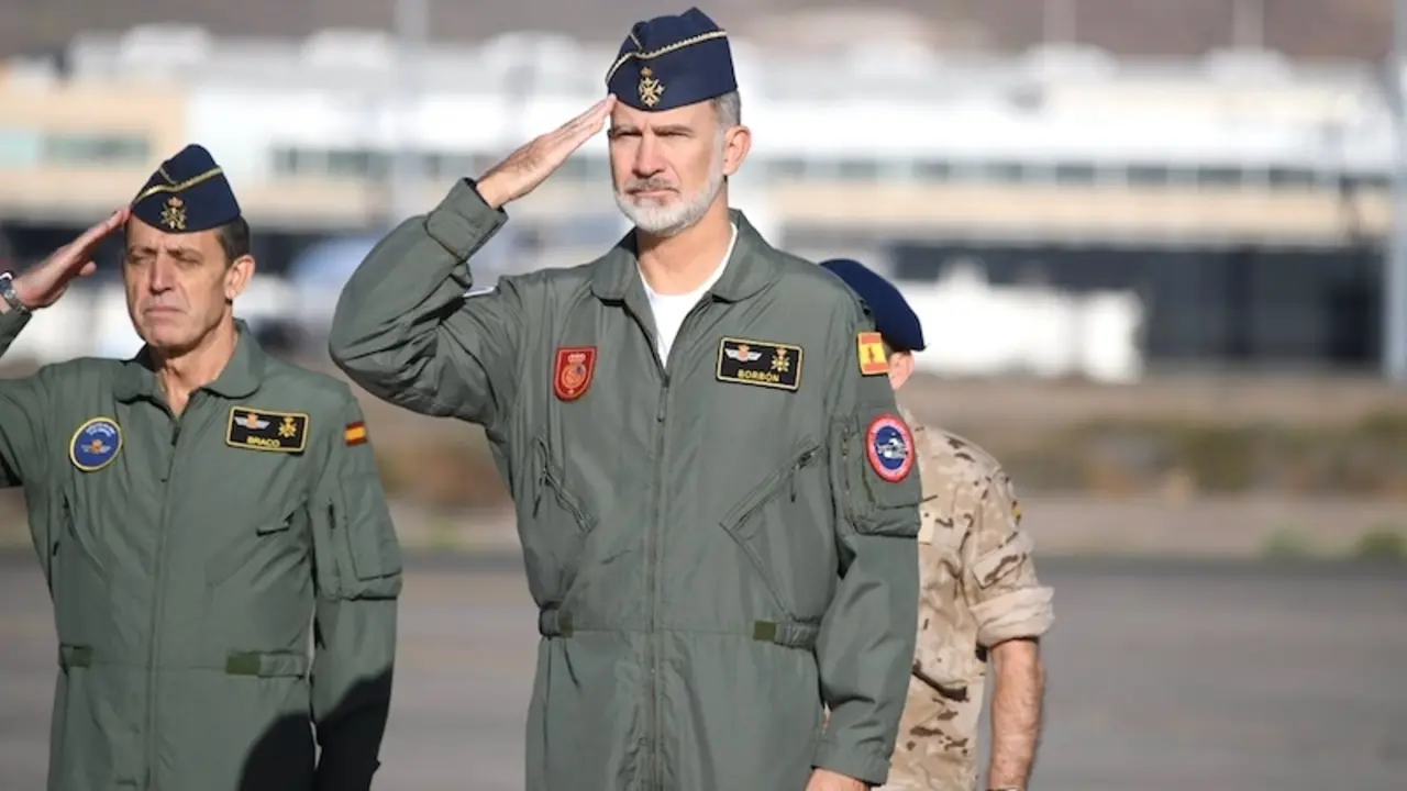 El rey Felipe VI durante su visita a la Base Aérea de Gando (Gran Canaria) - EP