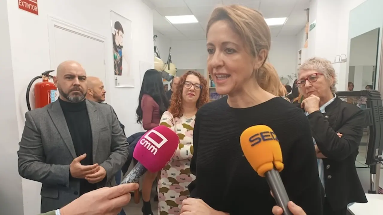 La eurodiputada y vicesecretaria general del PSOE de Castilla-La Mancha, Cristina Maestre, atendiendo a los medios de comunicación