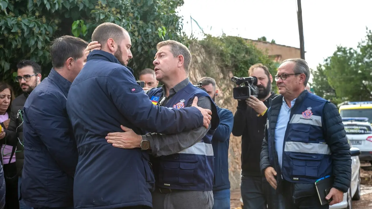 El presidente de Castilla-La Mancha, Emiliano García-Page, ha visitado, en Letur (Albacete), la zona devastada tras el paso de la DANA