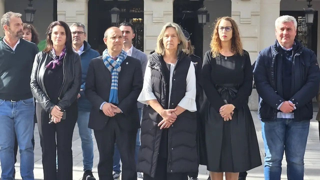 El presidente de las Cortes de Castilla-La Mancha, Pablo Bellido, junto a la alcaldesa de Guadalajara, Ana Guarinos, y la consejera de Igualdad, Sara Simón, en el minuto de silencio por las víctimas de la DANA