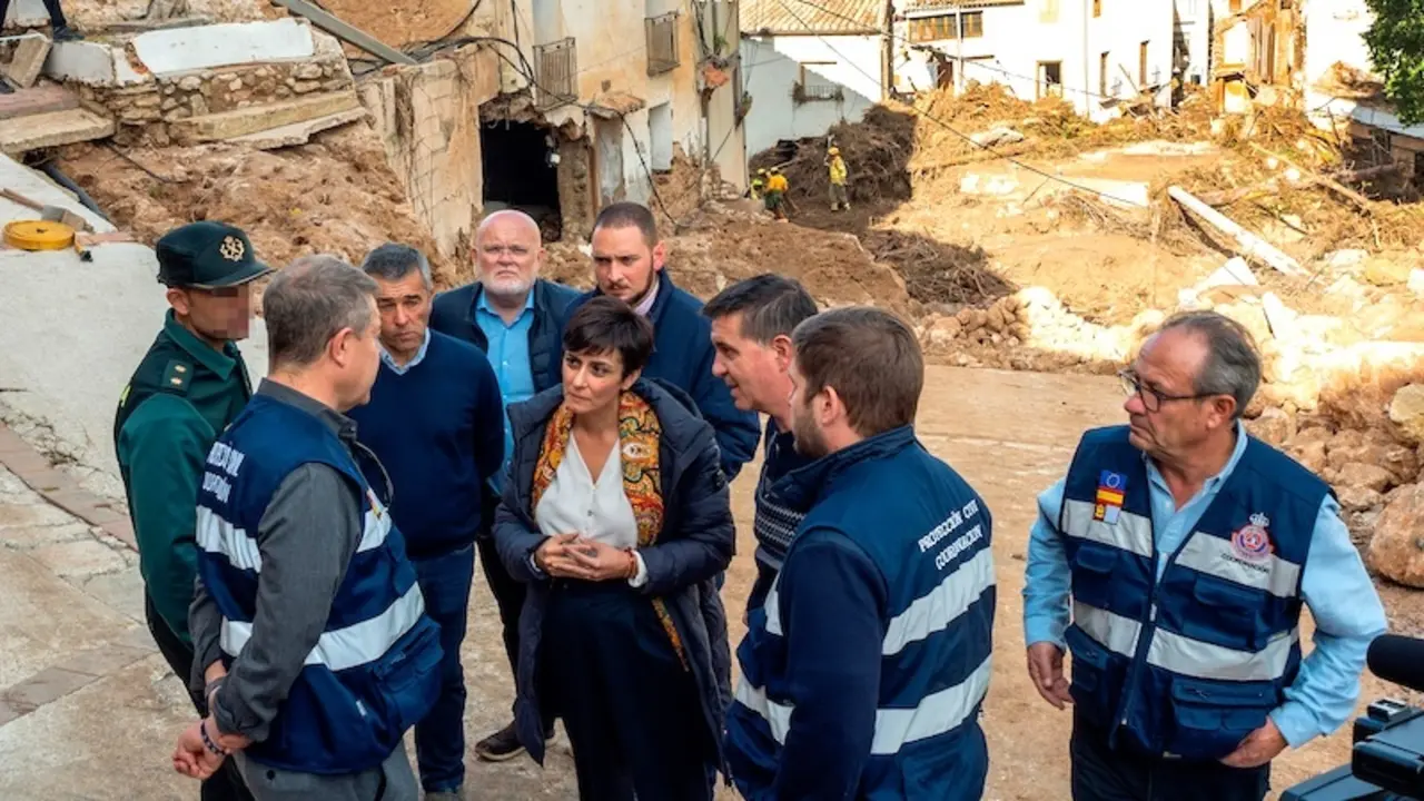 La ministra de Vivienda y Agenda Urbana, Isabel Rodríguez (c), junto al presidente de Castilla-La Mancha, Emiliano García Page (2i), ha visitado la zona afectada por la inundaciones en Letur (Albacete) - EFE/Jesús Monroy