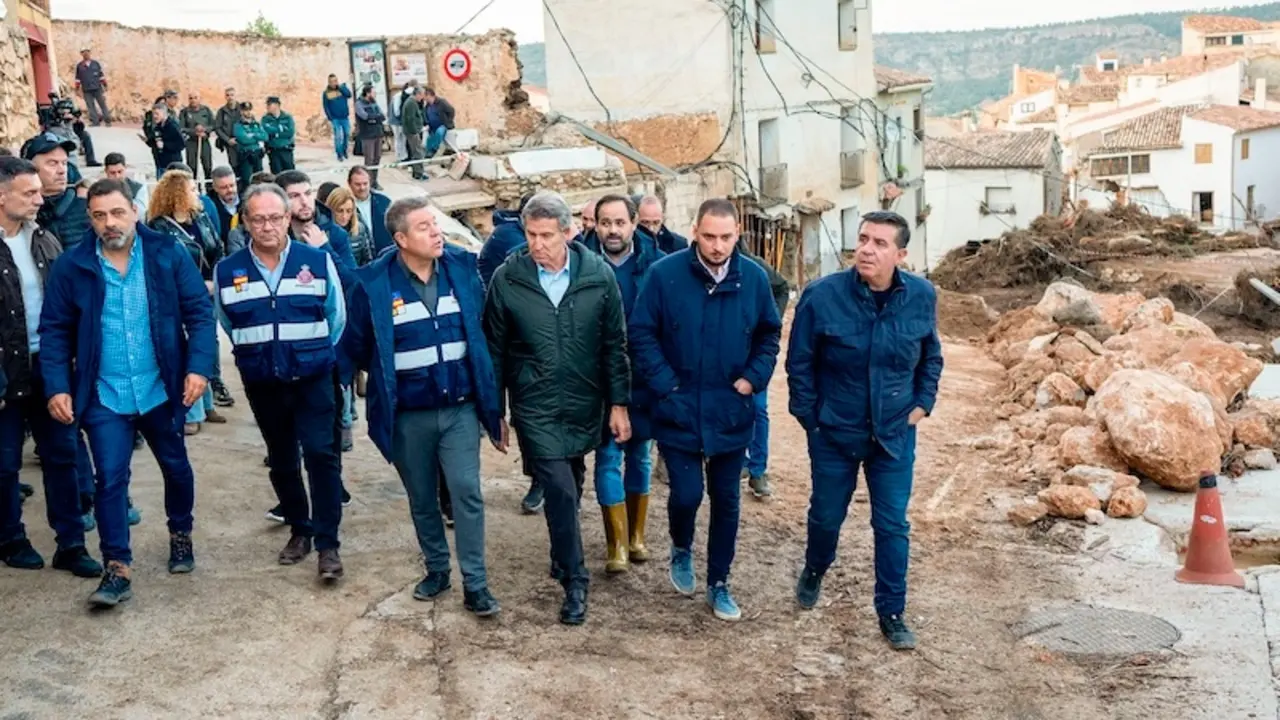 El presidente del PP, Alberto Núñez Feijóo (c), junto al presidente de Castilla-La Mancha, Emiliano García Page (c-i), visita la zona afectada por la inundaciones en Letur (Albacete) - EFE/ Jesús Monroy