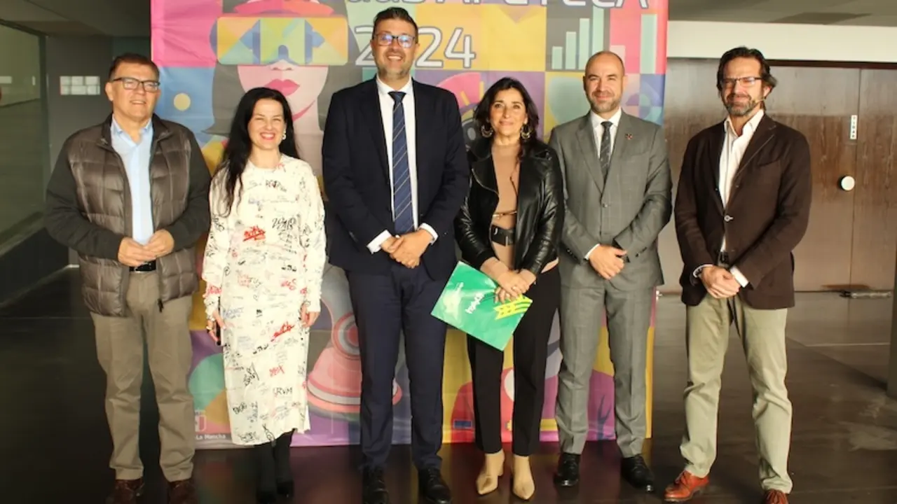 El consejero de Educación, Cultura y Deportes, Amador Pastor, durante su asistencia a las II Jornadas Apeteca. Aulas que transforman: Tecnología, Emprendimiento y Aprendizaje que se han desarrollado en Albacete