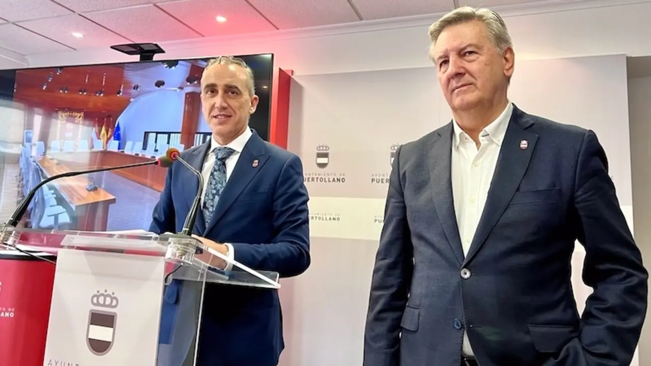 El alcalde de Puertollano (Ciudad Real), Miguel Ángel Ruiz, junto al concejal de Hacienda, Andrés Gómez, durante la rueda de prensa que han ofrecido - EP