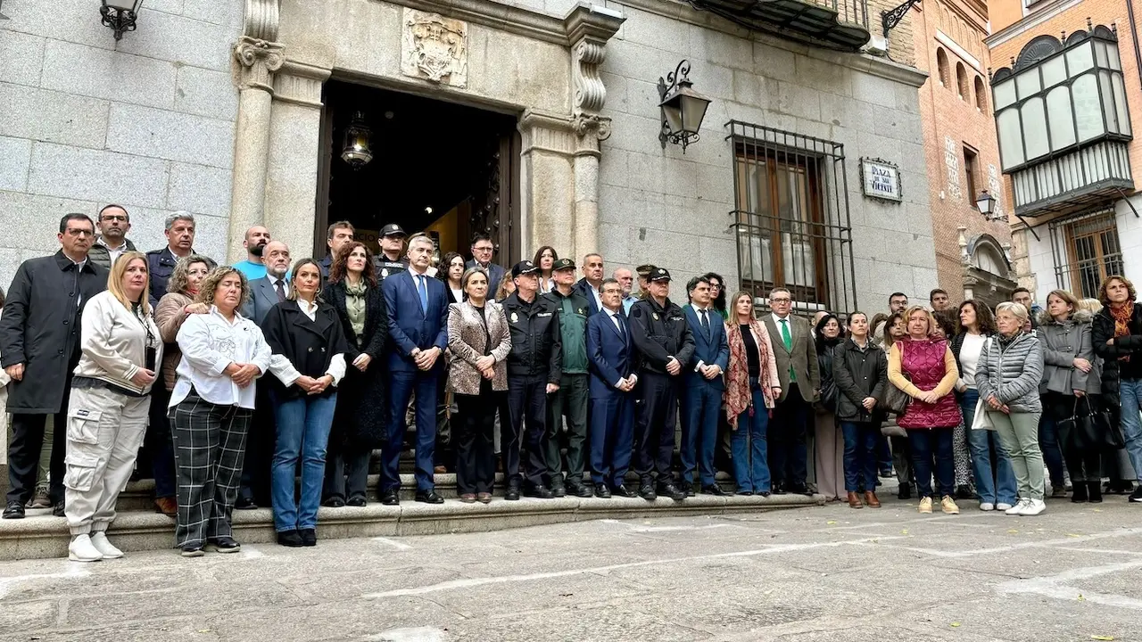Minuto de silencio a las puertas de la Delegación del Gobierno en Castilla-La Mancha en Toledo