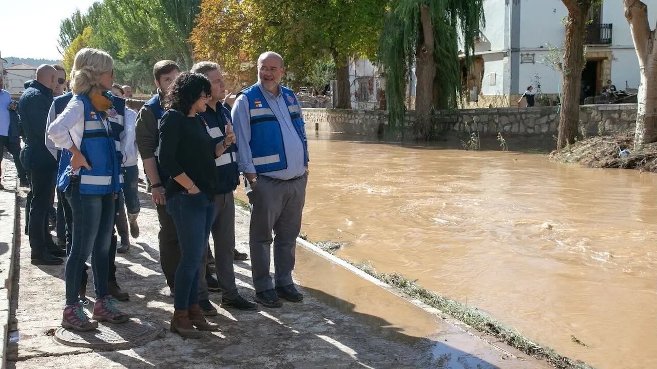 El presidente de Castilla-La Mancha, Emiliano García-Page, ha visitado en Mira (Cuenca) la zona afectada tras el paso de la DANA