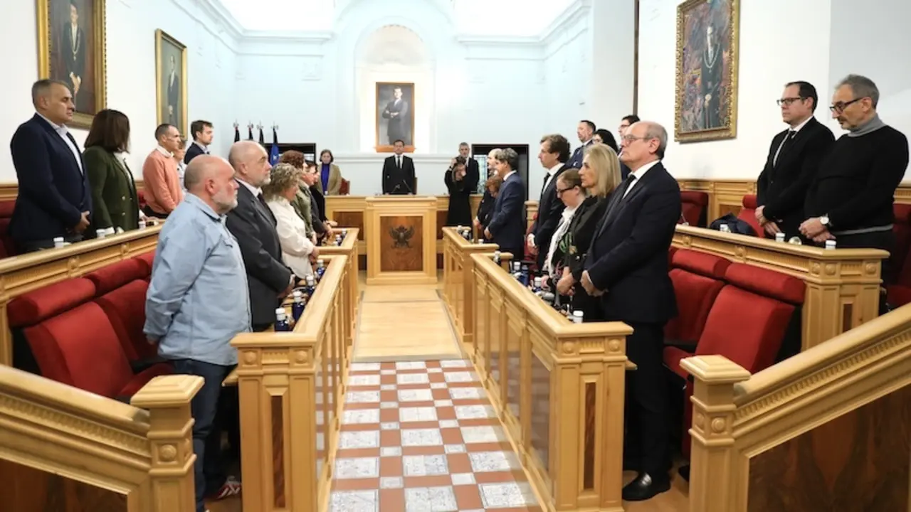 El pleno del Ayuntamiento de Toledo se ha iniciado este jueves con un minuto de silencio en señal de duelo ante el estremecedor balance de pérdida de vidas humanas por el temporal de la DANA