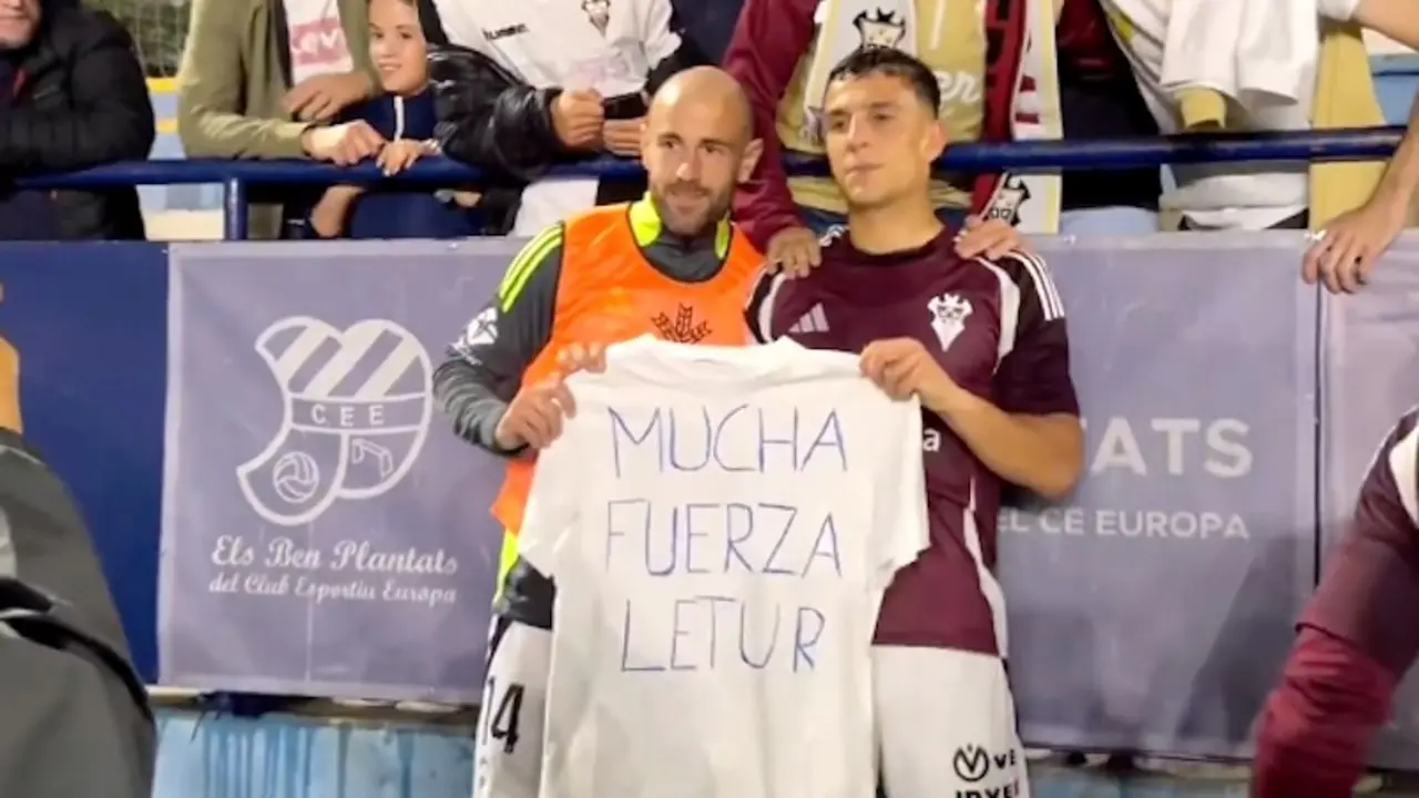 Los jugadores y el entrenador del Albacete muestran su apoyo al pueblo de Letur