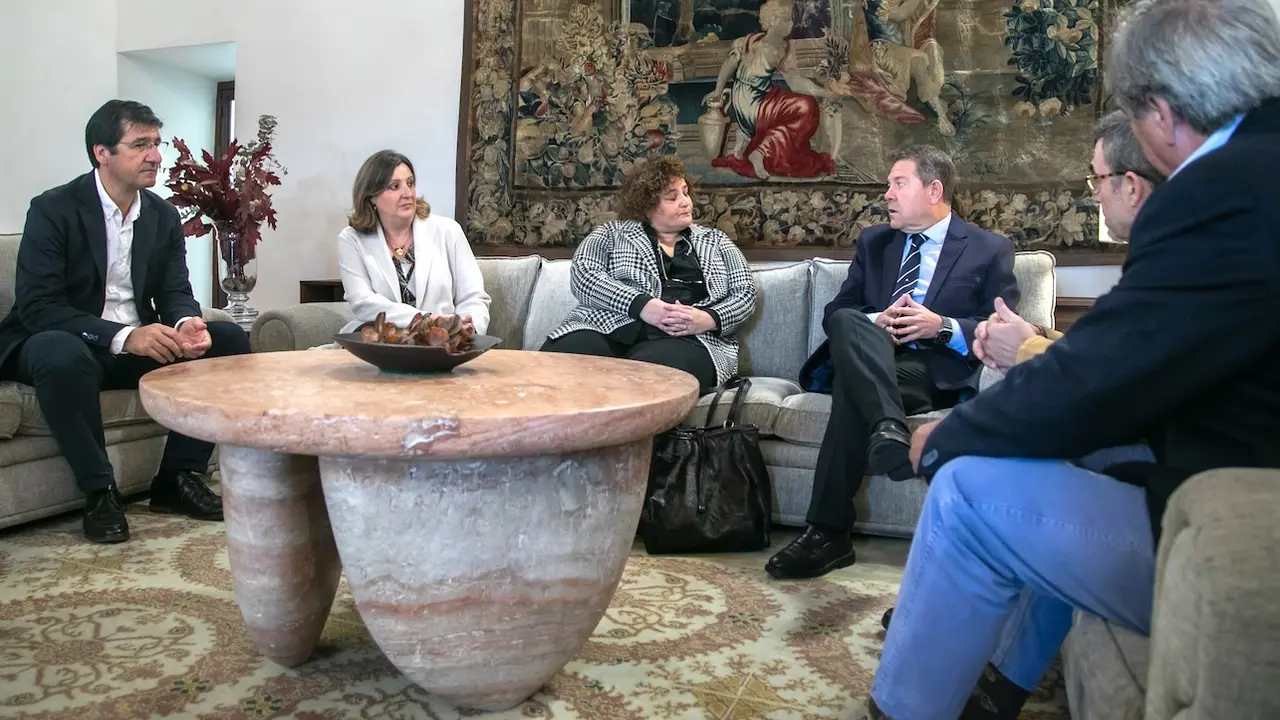 El presidente de Castilla-La Mancha, Emiliano García-Page, se ha reunido con los representantes de los sindicatos y la patronal regional para abordar conjuntamente la reconstrucción social y económica de las zonas afectadas por la DANA en Castilla-La Mancha
