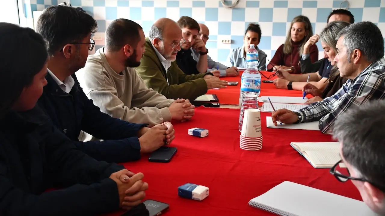 El vicepresidente primero del Gobierno regional, José Luis Martínez Guijarro, y el consejero de Fomento, Nacho Hernando, coordinan, en el Colegio Nuestra Señora de la Asunción de Letur, la primera reunión del Plan Letur 2025-2028 para la recuperación y mejora del municipio como consecuencia de la DANA