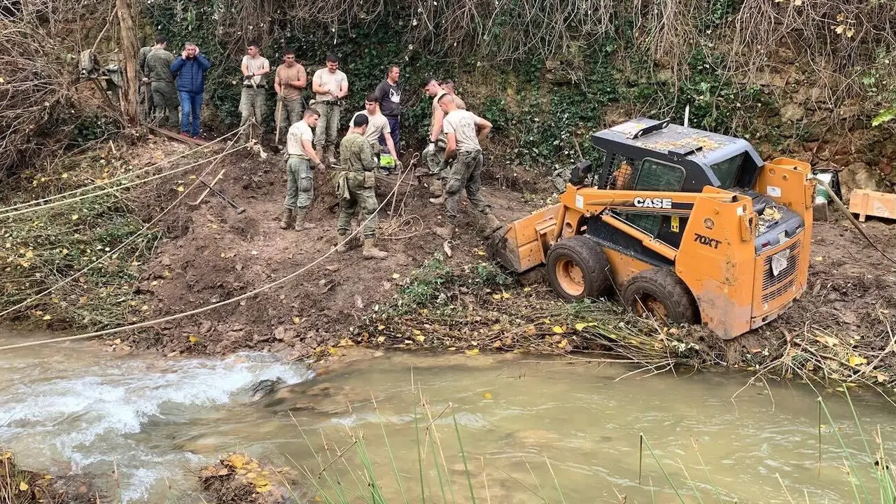 El ejército construye una pasarela peatonal en Landete (Cuenca) tras el corte del puente