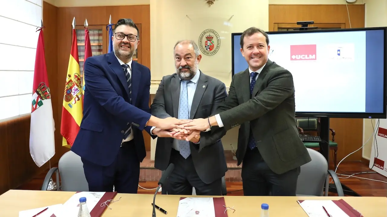 El consejero de Educación, Cultura y Deportes de Castilla-La Mancha, Amador Pastor; el rector de la UCLM, Julián Garde y el alcalde de Toledo, Carlos Velázquez, durante la firma del convenio para recuperar el campo de fútbol Carlos III de la capital regional