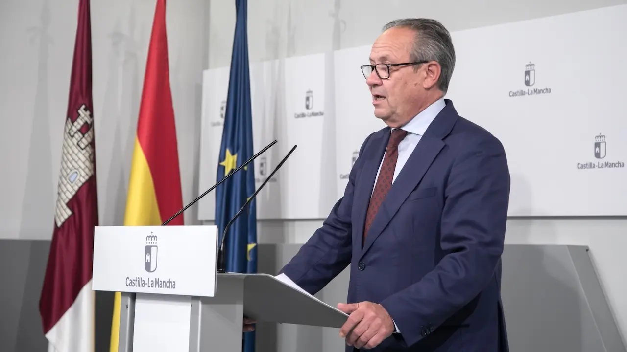 El consejero de Hacienda, Administraciones Públicas y Transformación Digital de Castilla-La Mancha, Juan Alfonso Ruiz Molina, ha informado en rueda de prensa de los acuerdos del Consejo de Gobierno relacionados con su departamento