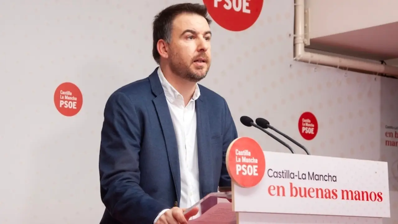 El diputado del PSOE en las Cortes de Castilla-La Mancha, Antonio Sánchez Requena, durante la rueda de prensa que ha ofrecido en la sede de los socialistas en Toledo