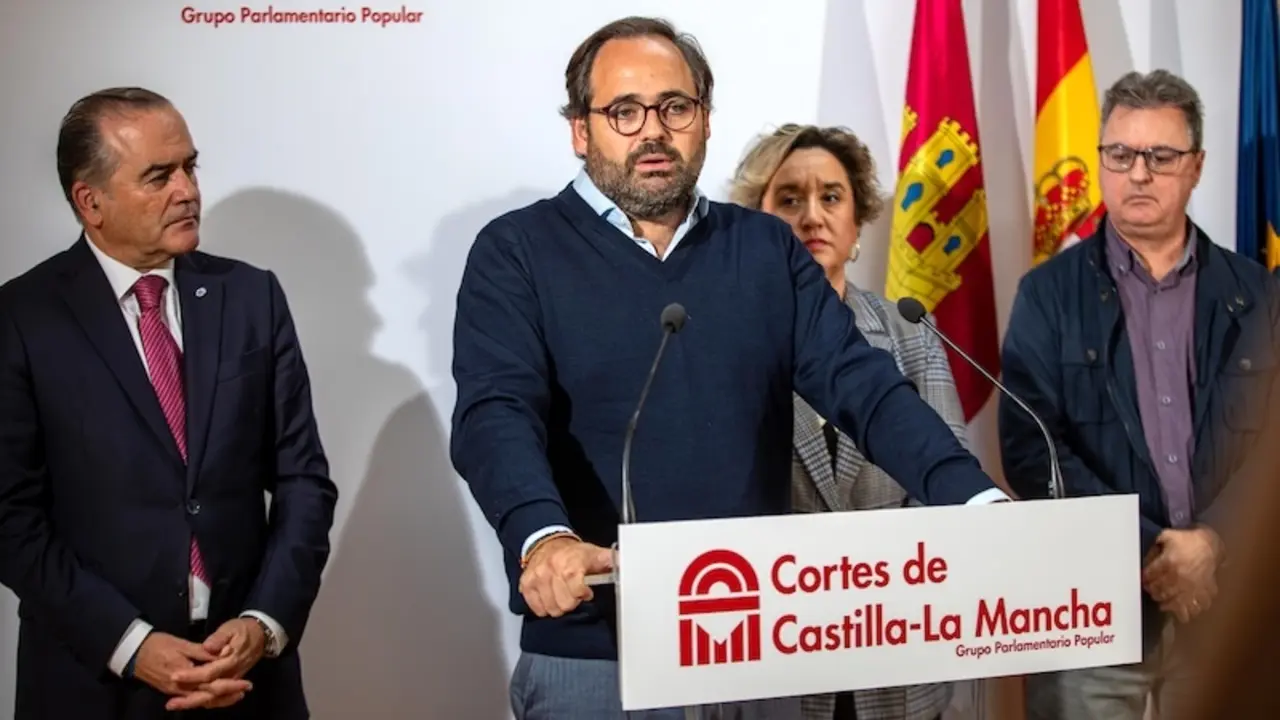 El presidente del PP de Castilla-La Mancha, Paco Núñez, en rueda de prensa tras reunirse con el presidente de la FEMP en la región, José Julián Gregorio