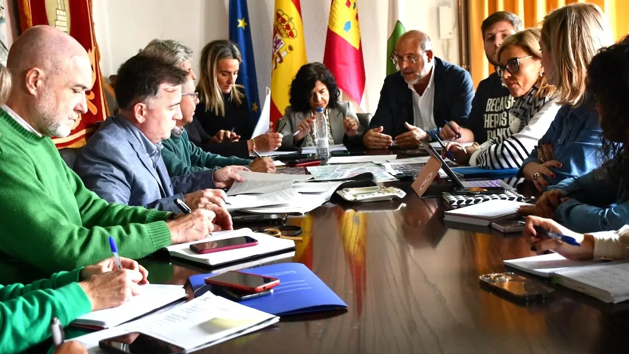 El vicepresidente primero del Gobierno de Castilla-La Mancha, José Luis Martínez Guijarro y el consejero de Fomento, Nacho Hernando, coordinan la primera reunión del Plan Mira 2025-2028 para la recuperación y mejora del municipio, como consecuencia de la dana